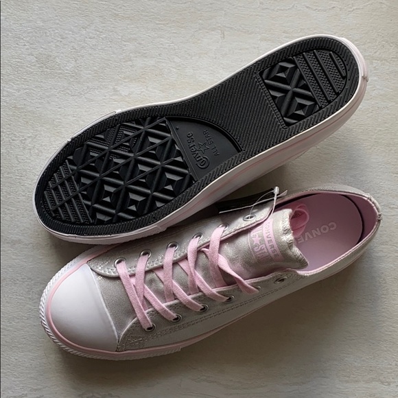 NWT converse low tops - Picture 9 of 9